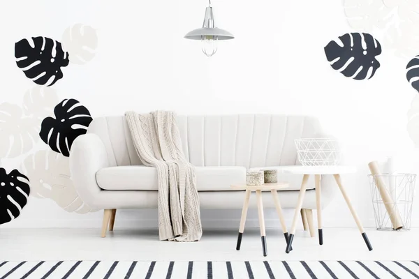 Lâmpada Acima Sofá Branco Com Cobertor Interior Sala Estar Com — Fotografia de Stock