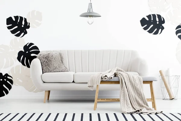Cobertor Banco Frente Sofá Com Travesseiro Sala Estar Interior Com — Fotografia de Stock