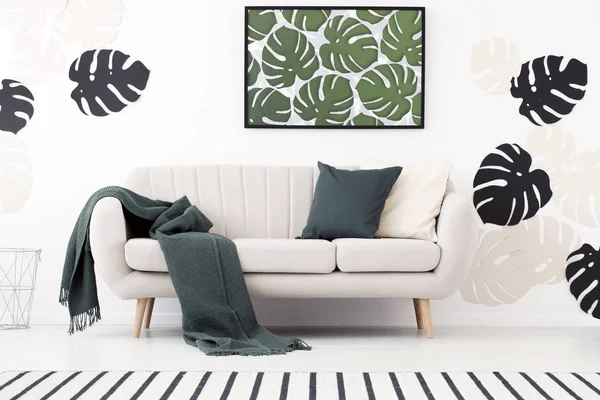 Manta Verde Cojín Sofá Interior Sala Estar Blanca Con Póster —  Fotos de Stock