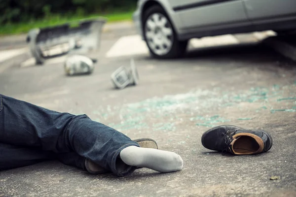 Nahaufnahme Von Totem Opfer Eines Verkehrsunfalls Nachdem Von Einem Auto — Stockfoto