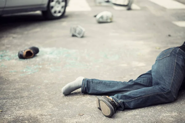 Людина Взуття Після Небезпечної Аварії Водієм Яного Автомобіля — стокове фото