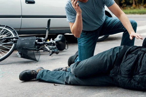 Homem Chamando Uma Ambulância Para Uma Vítima Acidente Carro — Fotografia de Stock