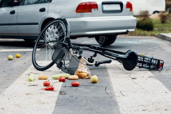 Zepsuty Rower Przejście Dla Pieszych Zderzeniu Samochodem — Zdjęcie stockowe