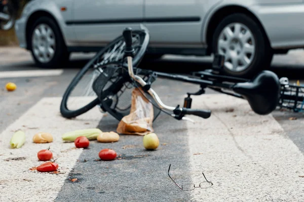 부러진된 자전거와 자동차와 횡단보도에 — 스톡 사진