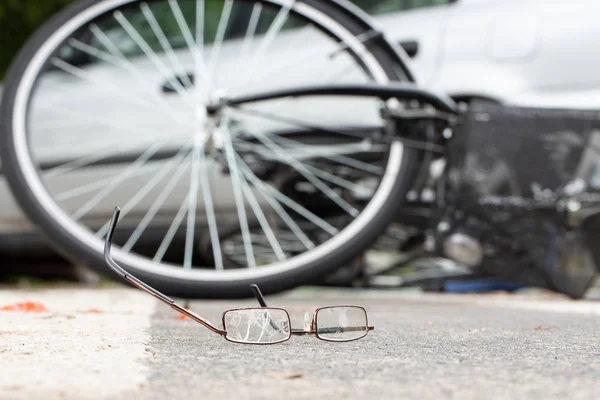 Närbild Trasiga Glasögon Efter Kollision Biker Och Oansvarig Bilförare Suddig — Stockfoto