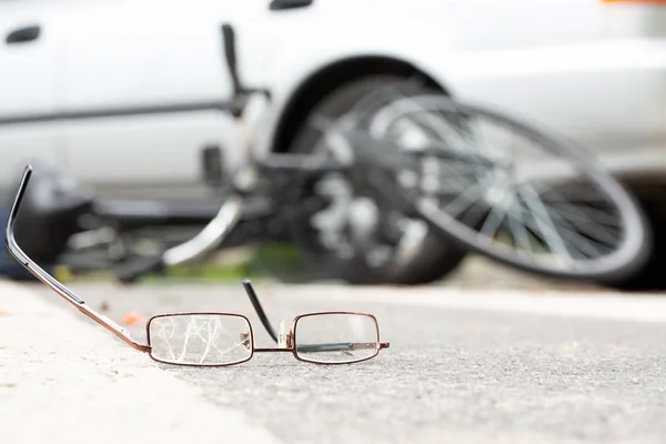 Close Óculos Quebrados Uma Estrada Com Uma Bicicleta Embaçada Carro — Fotografia de Stock