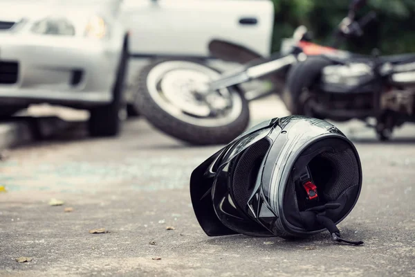 Bir Sürücünün Bir Bulanık Motosiklet Araba Arka Planda Bir Kask — Stok fotoğraf