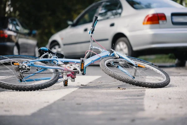 Kinderfahrrad Auf Zebrastreifen Nach Gefährlichem Unfall Mit Auto — Stockfoto