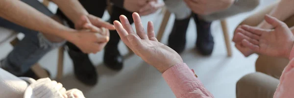 Panorama Das Mãos Terapeuta Enquanto Gesticulava Durante Terapia Grupo — Fotografia de Stock