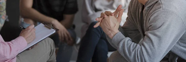 Panorama Del Terapeuta Hablando Con Joven Agresivo Durante Reunión —  Fotos de Stock