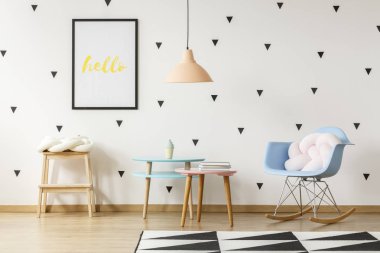 Beyaz düğüm yastığına SCANDI çocuğun odası iç poster ve lamba mavi sallanan sandalyede. Gerçek fotoğraf