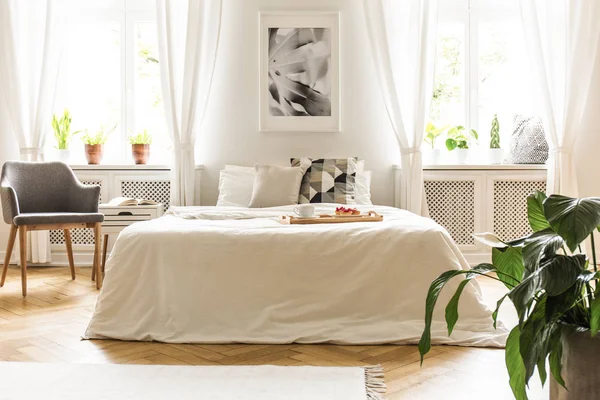 Póster Sobre Cama Blanca Interior Del Dormitorio Con Sillón Gris — Foto de Stock