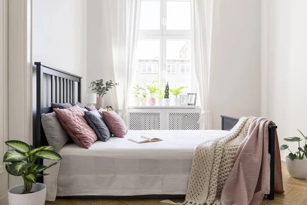 Deken Pastelkleurige Kussens Bed Met Hoofdeinde Wit Slaapkamer Interieur Met — Stockfoto