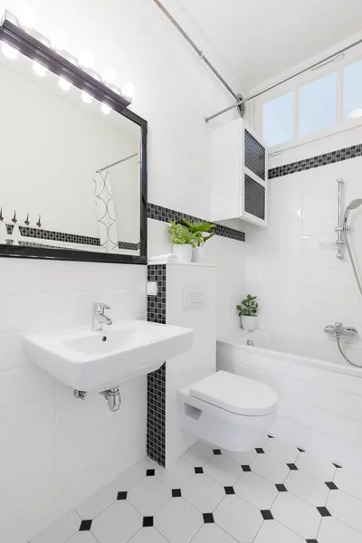 上記の洗面台 トイレとバスタブ付きの黒と白のバスルームのインテリア ミラーです 実際の写真 — ストック写真