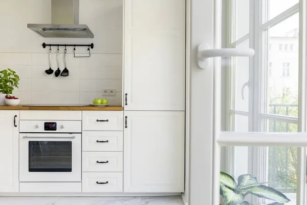 バルコニー付きの白いキッチン インテリアの木製カウンター トップ上銀炊飯器フード 実際の写真 — ストック写真