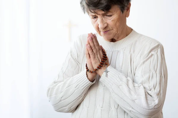 Religieuze Bejaarde Vrouw Met Rozenkrans Gevouwen Handen Bidden Tot God — Stockfoto