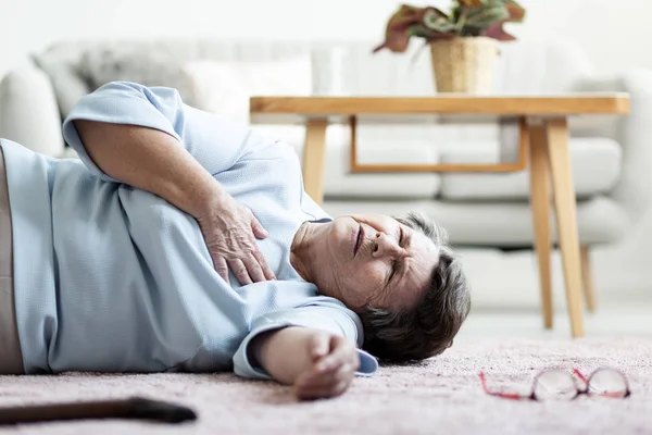 Abuela Con Ataque Corazón Tirada Suelo Sola Casa —  Fotos de Stock