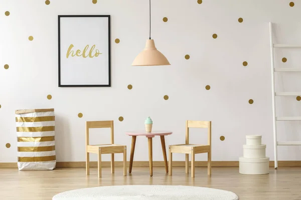 粉彩灯上面的桌子和木椅在白色和金色的孩子的房间内部与海报 真实照片 — 图库照片