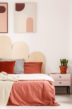 Kabine sonraki yastık yatak odası iç beyaz duvar posterleri ile ile yatağa bitki. Gerçek fotoğraf