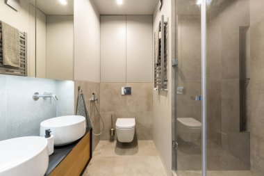 Beyaz tuvalet lavabo ile modern banyo iç bej duvara. Gerçek fotoğraf