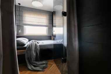 Gri battaniye yatak yastık parlak otel yatak odası iç pencere ile. Gerçek fotoğraf