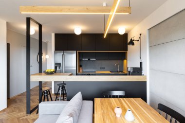 Ahşap masa ve şık mutfak mobilya modern, açık alan iç siyah elemanları ile ve gri, beton duvar