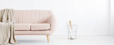 Beyaz Salon iç kağıt rulo ile metal sepet ve pastel pembe koltuk örtüm ile gerçek fotoğraf. Koltuk için yer