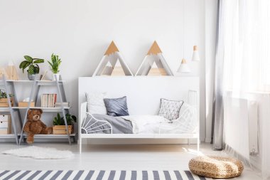 Gerçek fotoğraf genç odası iç pencere perdeleri ile metal çerçeve ayakta ile yatak hasır ayak ve dağ şekil dekor