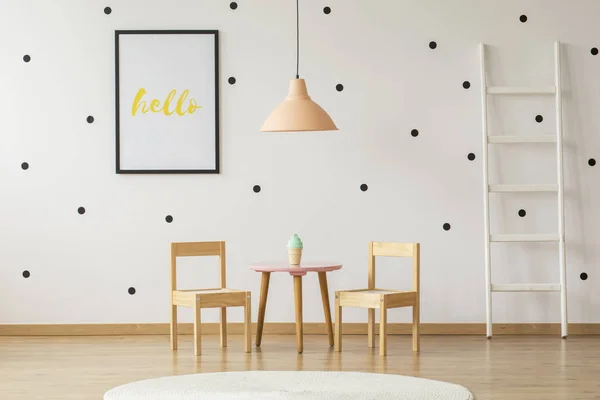 一张白色梯子的真正相片在一个简单的亲切的房间内部与木椅子 粉红色桌和海报样机 — 图库照片
