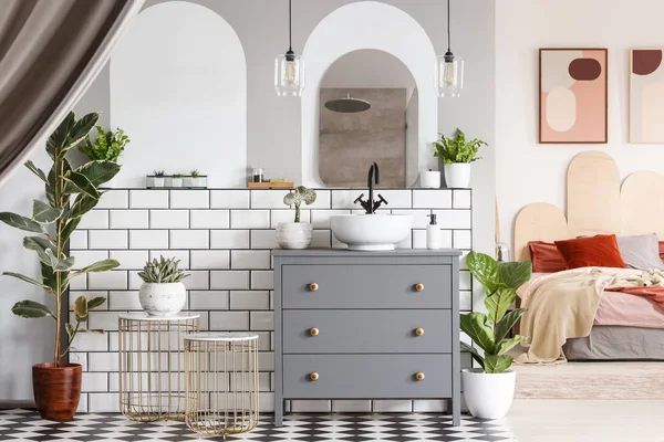 Lavabo Sur Armoire Grise Sous Miroir Dans Espace Ouvert Intérieur — Photo