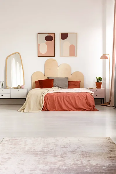 Röda Lakan Sängen Moderna Sovrum Inredning Med Affischer Och Spegel — Stockfoto