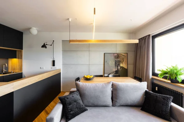 Almohadas Sofá Gris Interior Del Apartamento Moderno Con Cocina Negra —  Fotos de Stock
