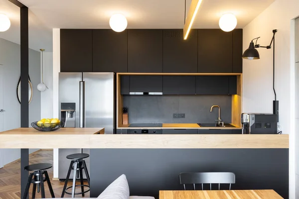 黑色木制家具和工业灯在一个美丽的 现代的厨房内饰的咖啡机在一个餐厅空间 — 图库照片