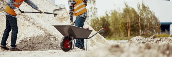 Bajo Ángulo Trabajo Equipo Los Trabajadores Construcción Chalecos Seguridad Color —  Fotos de Stock