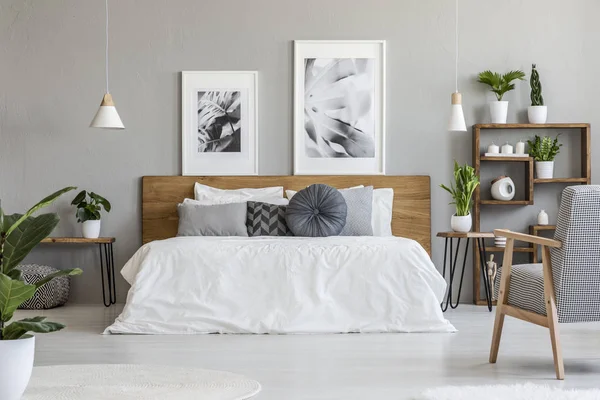 Posterler Lambalar Ahşap Desenli Koltuk Ile Gri Yatak Odası Yatakta — Stok fotoğraf
