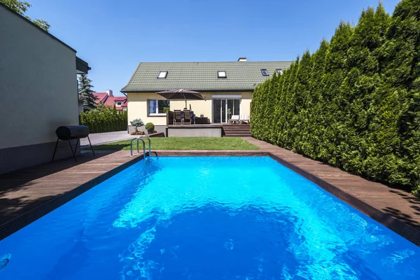 Piscina Nel Giardino Casa Con Alberi Durante Estate Foto Reale — Foto Stock