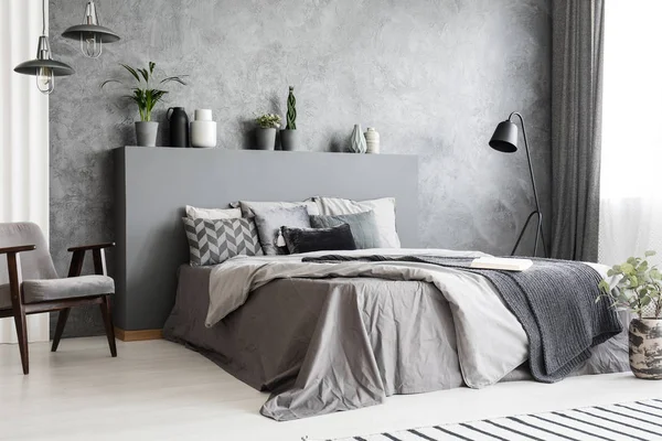 Interior Luminoso Dormitorio Color Gris Con Una Cama Grande Sillón — Foto de Stock