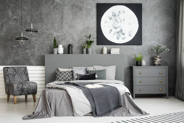 Φεγγάρι Ντεκόρ Τέχνης Στον Τοίχο Ένα Κομψό Γκρι Υπνοδωμάτιο Εσωτερικό — Φωτογραφία Αρχείου