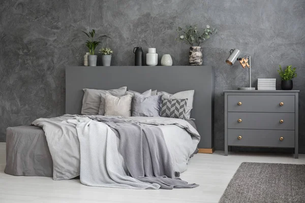 Spacious Grey White Bedroom Interior Large Bed Bedding Blankets Pillows — Stock Photo, Image