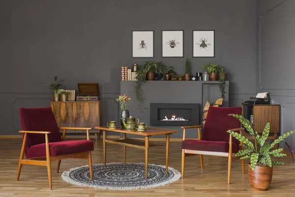 Mesa Com Flores Entre Poltronas Madeira Vermelha Escura Sala Estar — Fotografia de Stock