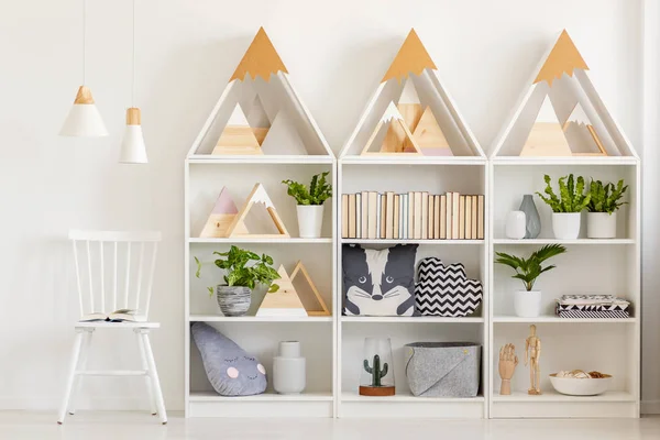 Lampen Boven Witte Stoel Naast Planken Met Houten Driehoeken Planten — Stockfoto