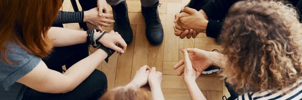 Visão Alto Ângulo Mãos Pessoas Terapia Grupo Conversando Apoiando Outro — Fotografia de Stock
