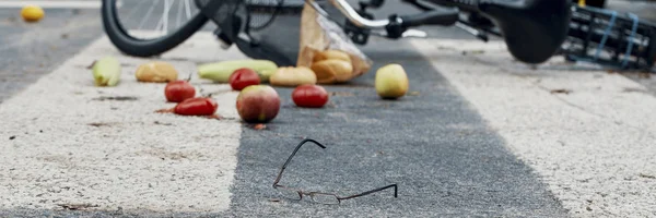 Glasses Groceries Bicycle Empty Road Crossing Panorama Dangerous Car Accident — Stock Photo, Image