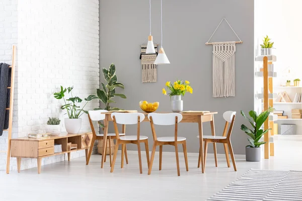 Witte Stoelen Aan Houten Tafel Met Gele Bloemen Eetkamer Interieur — Stockfoto