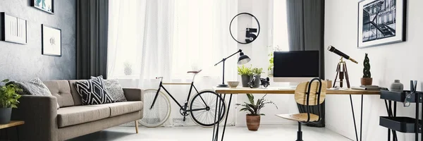 Ein Urbanes Fahrrad Hippen Wohnzimmerinterieur Mit Großem Schreibtisch Und Computer — Stockfoto