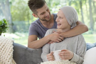 Mutlu koca karısını kemoterapi lösemi için kurtarma sarılma