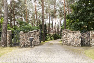 Taş kapısı ve driveway ikamet ormanın içinde. Gerçek fotoğraf