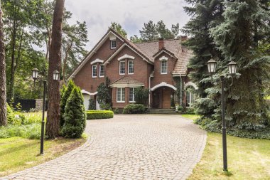 Taşı driveway İngilizce mimari tarzı orman evi için. Gerçek fotoğraf