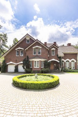 Bahçe ve kaldırım önünde büyük bir tarzı house İngilizce 
