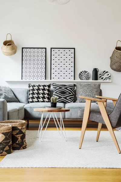 Affiches Dessus Canapé Gris Avec Coussins Intérieur Appartement Avec Fauteuil — Photo